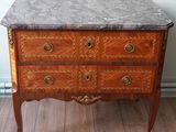 une commode en marbre sur un plancher en bois