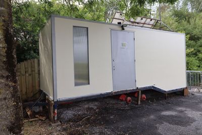 une maison préfabriquée blanche posée au milieu de la route