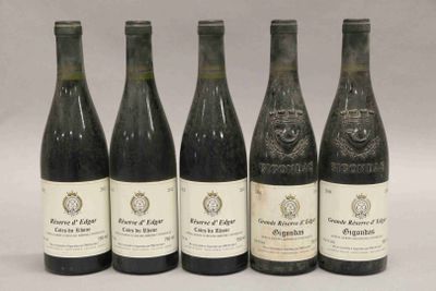 six bouteilles de vin sont alignées dans une rangée