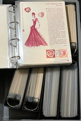 18 albums de documents philatéliques