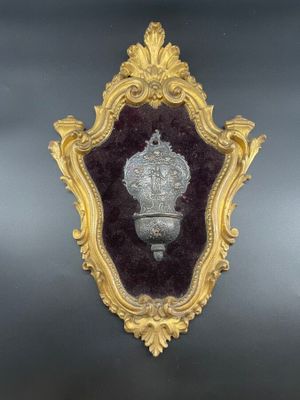 Cadre en bois doré orné d'un benitier en argent, travail etr…