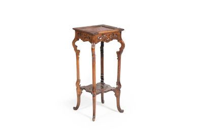 une petite table avec un plateau en bois sur fond blanc