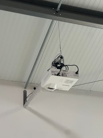 Quatre enceintes et six spots leds, rétroprojecteur, Panasonic de