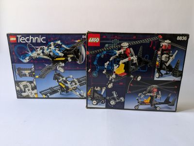 deux boîtes de lego technic sur une surface blanche