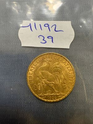 une pièce d'or sur laquelle est apposée une étiquette