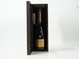 une bouteille de vin ouverte dans un coffret en bois avec un tire-bouchon