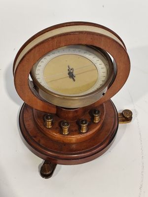 une horloge posée sur une table