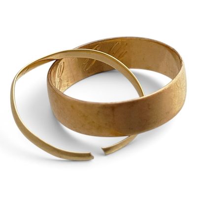 paire de boucles d'oreilles pendantes dorées aux extrémités incurvées, sur fond blanc