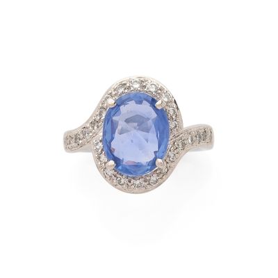 BAGUE retenant un saphir ovale de 4 carats environ, probable…