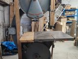 a machine that is sitting in the middle of a room