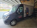 une photo d'une camionnette garée dans un garage