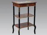 une petite table avec trois étagères de chaque côté