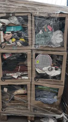 un chariot rempli de raquettes de tennis à l'arrière d'un camion