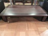 une table posée sur le sol de la pièce