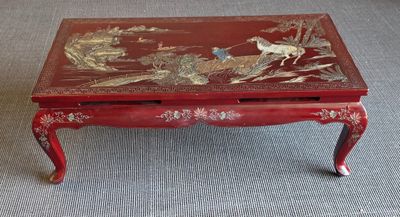 Table basse rectangulaire en laque rouge de Chine à décor de…