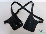 deux sacs banane en cuir noir posés sur une surface blanche