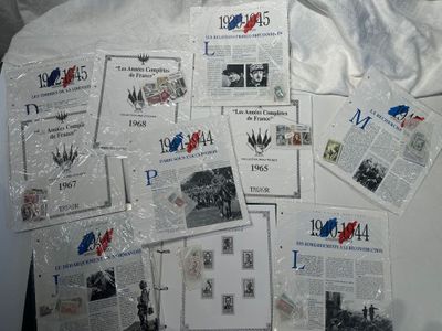beaucoup de journaux posés sur un lit recouvert d'une couette blanche