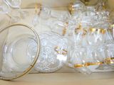 beaucoup de verres dans une boîte posée sur la table