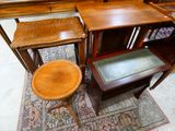 several pieces of furniture are sitting on a rug in a room