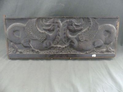 grille de cheminée ancienne en fonte, ornée de deux éléphants et d'un dragon