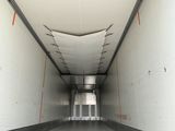l'image d'une longue pièce vide avec une porte