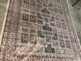 un tapis posé à même le sol, avec une chaise, et une autre chaise à l'arrière-plan