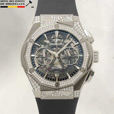 une image montrant un gros plan d'une montre sertie de diamants