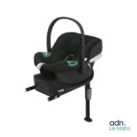 le siège auto pour bébé est fixé à l'arrière du siège auto de l'enfant