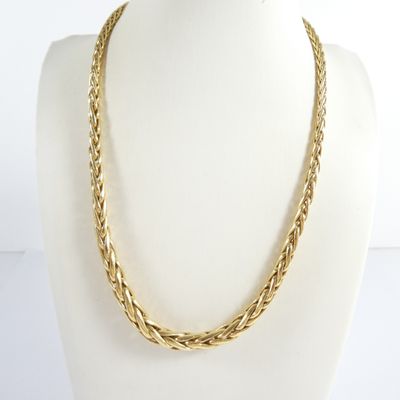un collier à chaîne en or sur un mannequin mannequin mannequin mannequin mannequin mannequin mannequin mannequin mannequin mannequin