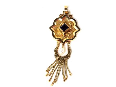 un gros plan d'un pendentif doré et noir sur fond blanc