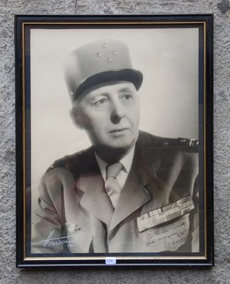 photo encadrée d'un homme en uniforme militaire, coiffé d'un chapeau