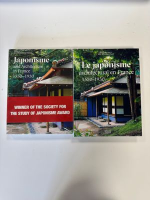 deux livres posés ensemble sur la table
