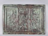 une photo d'une plaque en bronze représentant un groupe de personnes