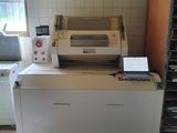 une machine posée sur un comptoir dans une pièce