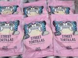 six sachets de tortillas vendues dans la rue posés sur une table