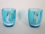 deux verres bleus sur lesquels sont représentés une fille et un garçon