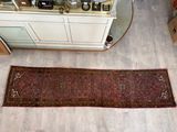 un grand tapis posé à même le sol dans une pièce