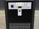 une photo d'une machine noire posée sur un sol en béton