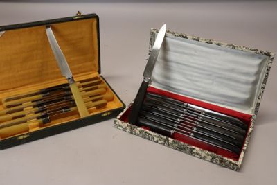 une boîte contenant un couteau et un ensemble de couteaux