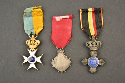trois médailles et une médaille sont posées sur une table