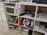 un micro-ondes et un four à micro-ondes posés sur une étagère dans une pièce