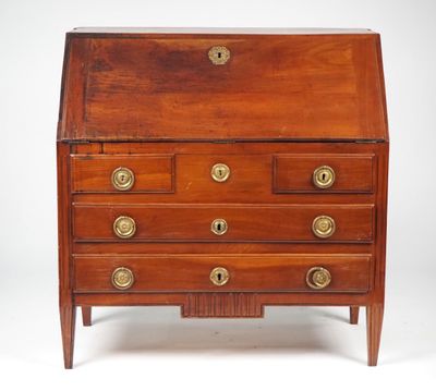 Bureau de pente de style Louis XVI en merisier, ouvrant à tr…