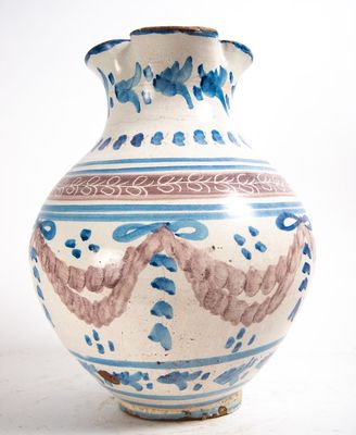 un vase bleu et blanc posé sur une surface blanche