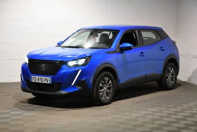Le SUV bleu est garé dans une pièce dont le sol est en damier.