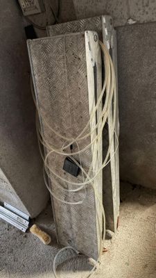 un tas de câbles électriques et de fils par terre