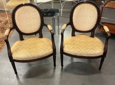 paire de chaises anciennes avec dossier et accoudoirs rembourrés