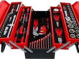 un gros plan sur une boîte à outils rouge contenant des outils