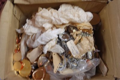une boîte en carton remplie d'objets hétéroclites sur une table