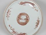une image représentant une assiette ornée d'un dragon, posée sur un socle