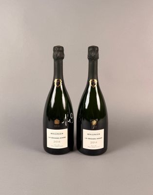 deux bouteilles de champagne posées l'une à côté de l'autre sur une table